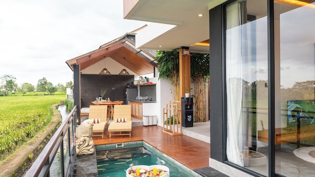 A modern villa with a pool, dining area, and kitchen. - Paz Tropical Villa Ubud (Ubud)