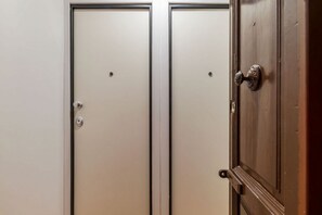 Interior - A comfortable and charming 40 square meters apartment, perfect for three people, located on the second floor of a period building with an elevator (NOT accessible to disabled guests).The property is located near Rome Termini Station and the Castro Pretor (Rome)