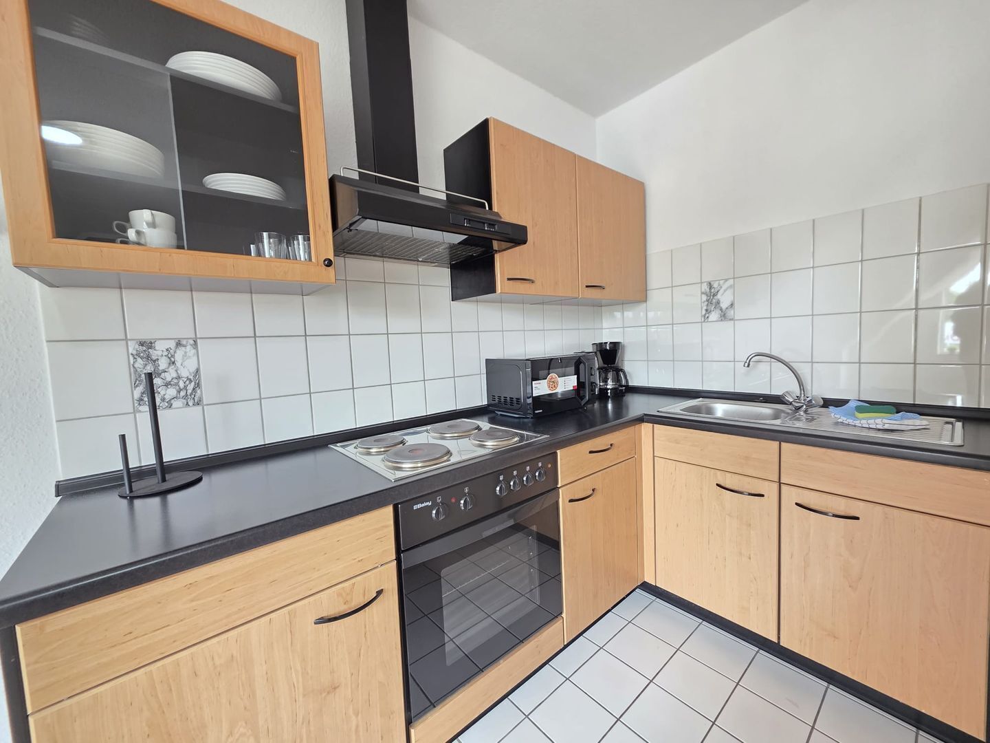 Wasserkocher mit Kaffee-/Teezubehör, Kühlschrank, Mikrowelle, Ofen
