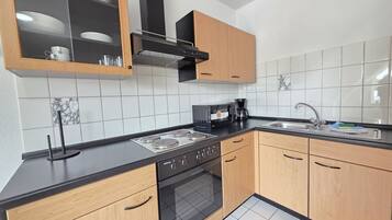 Wasserkocher mit Kaffee-/Teezubehör, Kühlschrank, Mikrowelle, Ofen