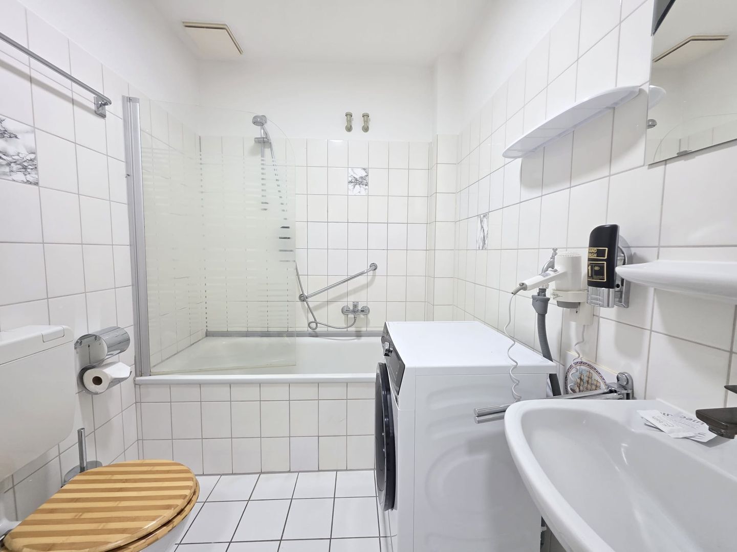 Douche, sèche-cheveux, serviettes fournies, savon