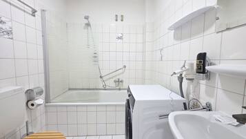 Douche, sèche-cheveux, serviettes fournies, savon