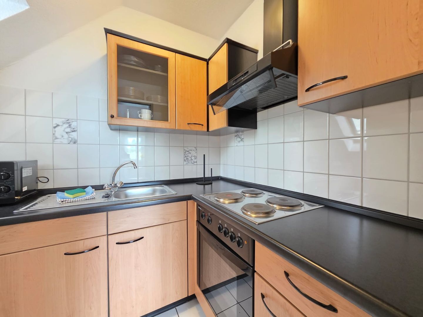 Wasserkocher mit Kaffee-/Teezubehör, Kühlschrank, Mikrowelle, Ofen