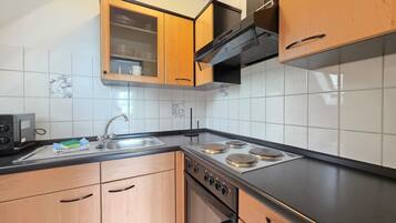 Wasserkocher mit Kaffee-/Teezubehör, Kühlschrank, Mikrowelle, Ofen