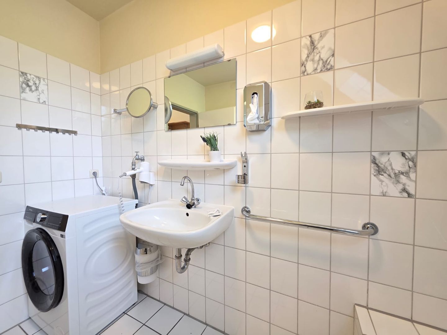 Een douche, een haardroger, handdoeken, zeep
