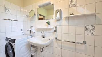 Een douche, een haardroger, handdoeken, zeep