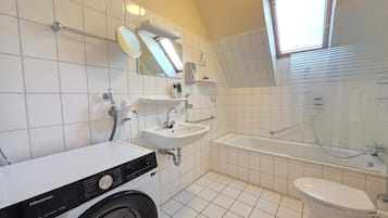 Dusche, Haartrockner, Handtücher, Seife