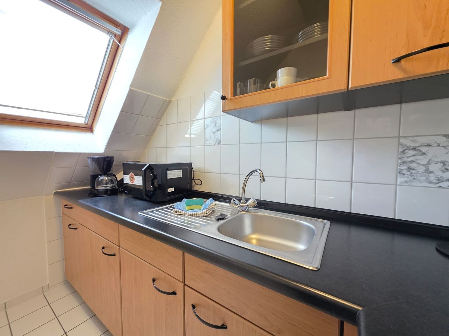 Wasserkocher mit Kaffee-/Teezubehör, Kühlschrank, Mikrowelle, Ofen