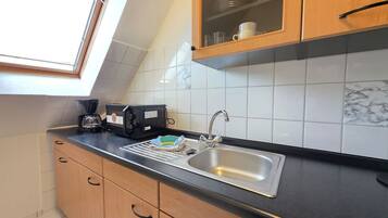 Wasserkocher mit Kaffee-/Teezubehör, Kühlschrank, Mikrowelle, Ofen