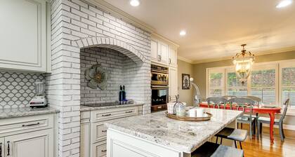 Walk to Main St! 4-Acre Family Escape in London