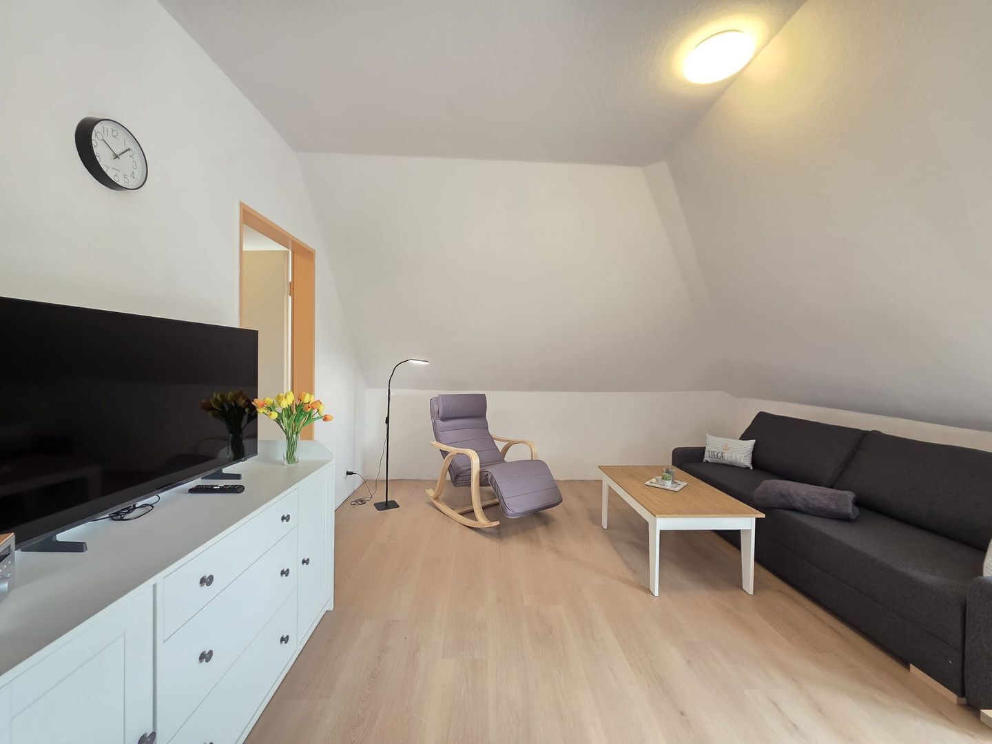 Fernseher, Tischtennisplatte, Stereoanlage