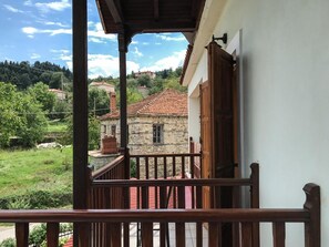 Property grounds - Studio Apartment 'Hotel Antigoni - Double Room 1' with Lake View, Wi-Fi and Air Conditioning (Neochori)