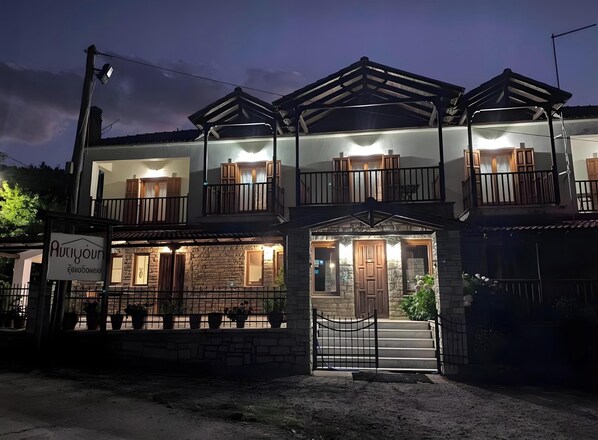 Exterior - Studio Apartment 'Hotel Antigoni - Double Room 1' with Lake View, Wi-Fi and Air Conditioning (Neochori)