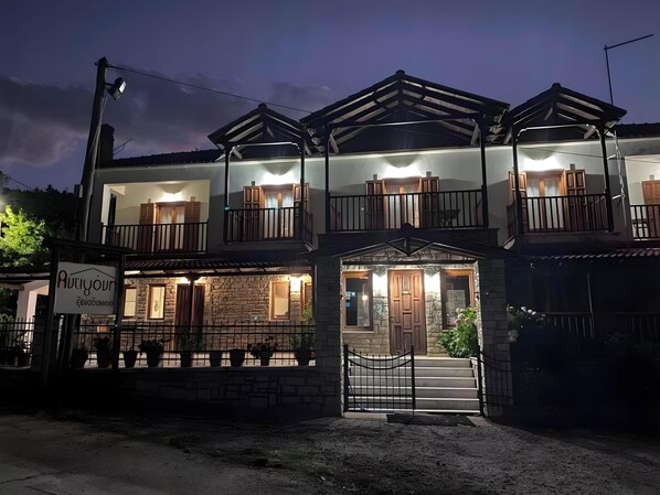 Exterior - Studio Apartment 'Hotel Antigoni Double Room 2' with Lake View, Wi-Fi and Air Conditioning (Neochori)