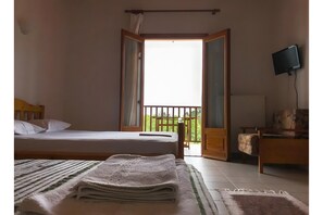 WiFi, bed sheets - Studio Apartment 'Hotel Antigoni Triple Room 15' with Lake View, Wi-Fi and Air Conditioning (Neochori)