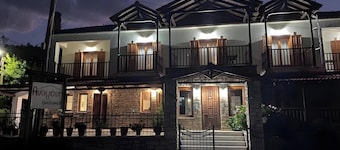 Monolocale 'Hotel Antigoni Triple Room 14' con vista lago, Wi-Fi e aria condizionata