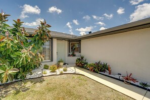 Exterior - Tee Times & Beach Vibes! Rotonda West Home w/ Pool (Rotonda West)