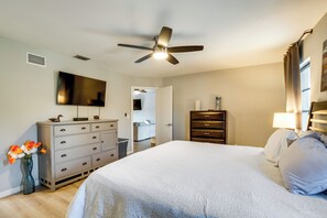 Room - Tee Times & Beach Vibes! Rotonda West Home w/ Pool (Rotonda West)