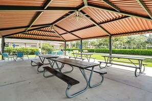 Outdoor dining - Extended Stay in Naples! Home w/ Community Perks (Naples)