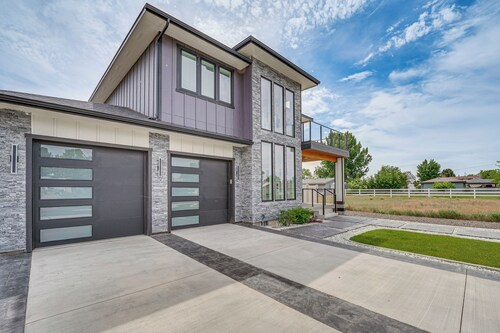 Pool, Hot Tub, Dock & Views! Luxe Moses Lake Manor
