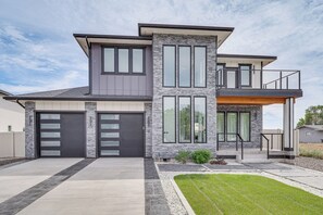 Exterior - Pool, Hot Tub, Dock & Views! Luxe Moses Lake Manor (Moses Lake)
