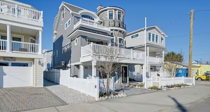 Family Home w/ 5 Decks! Fantasy Island Down Street