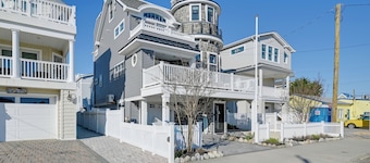 Family Home w/ 5 Decks! Fantasy Island Down Street