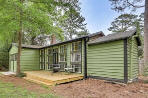Outdoor dining - Quiet Tree-Lined Yard & EV Charger: Near I95 (Enfield)