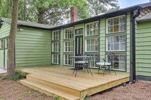 Outdoor dining - Quiet Tree-Lined Yard & EV Charger: Near I95 (Enfield)