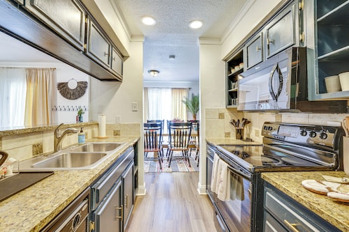6 Mi to AT&T Stadium! Texan-Themed Townhome