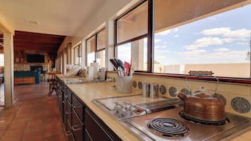 Réfrigérateur, micro-ondes, plaque de cuisson, lave-vaisselle