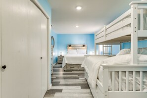Room - Walk to Sand Lake Beach! Family Escape w/ Fire Pit (National City)