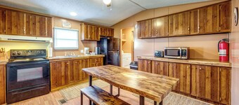 3 Mi to Swan Lake! Hunting & Fishing Retreat