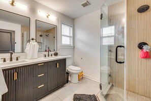 Bathroom - 2 Mi to Mercedes-Benz Stadium: WFH-Friendly Escape (Atlanta)