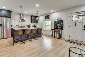Private kitchen - 2 Mi to Mercedes-Benz Stadium: WFH-Friendly Escape (Atlanta)