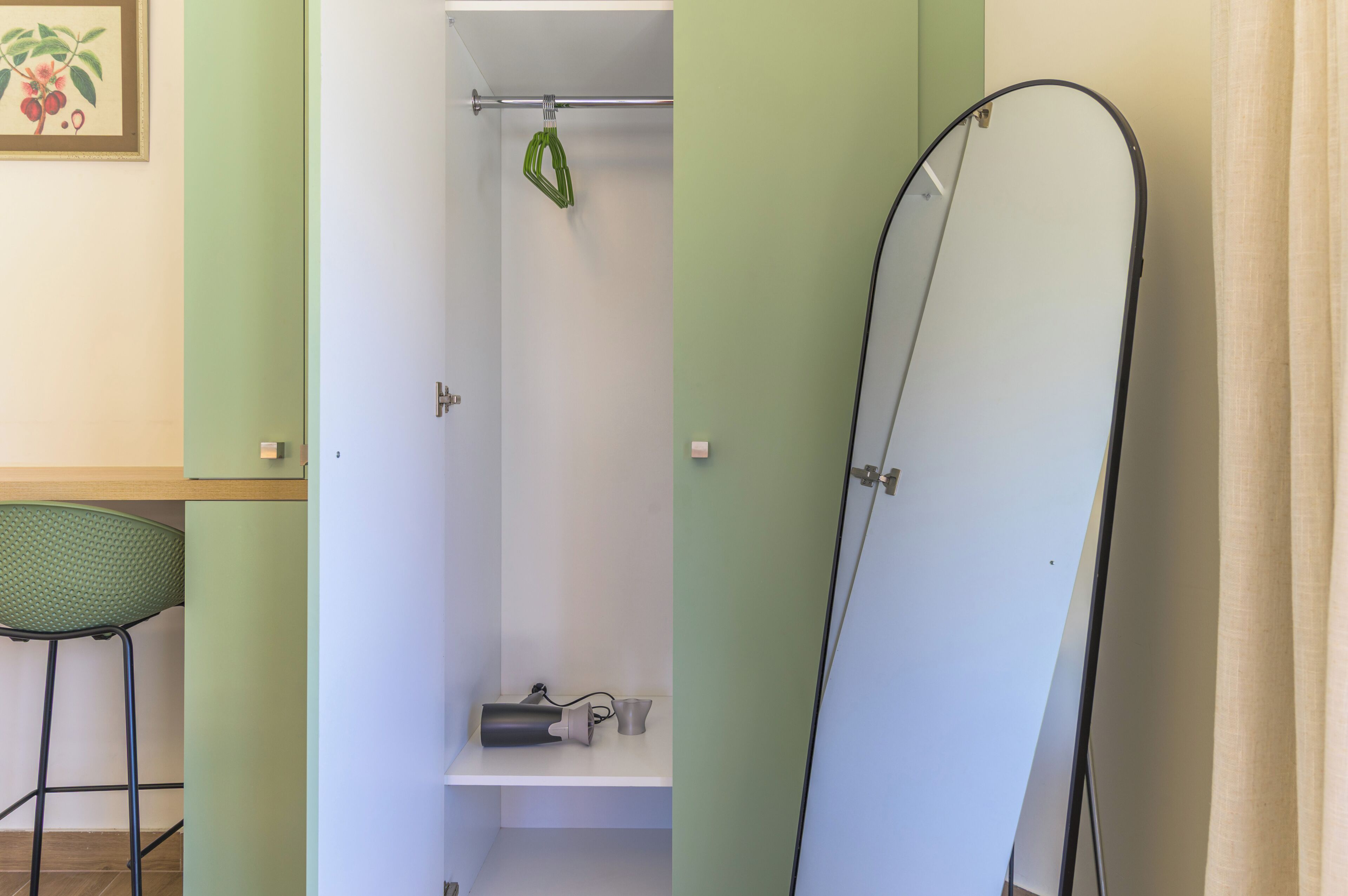 Un baño con ducha, inodoro y lavamanos.