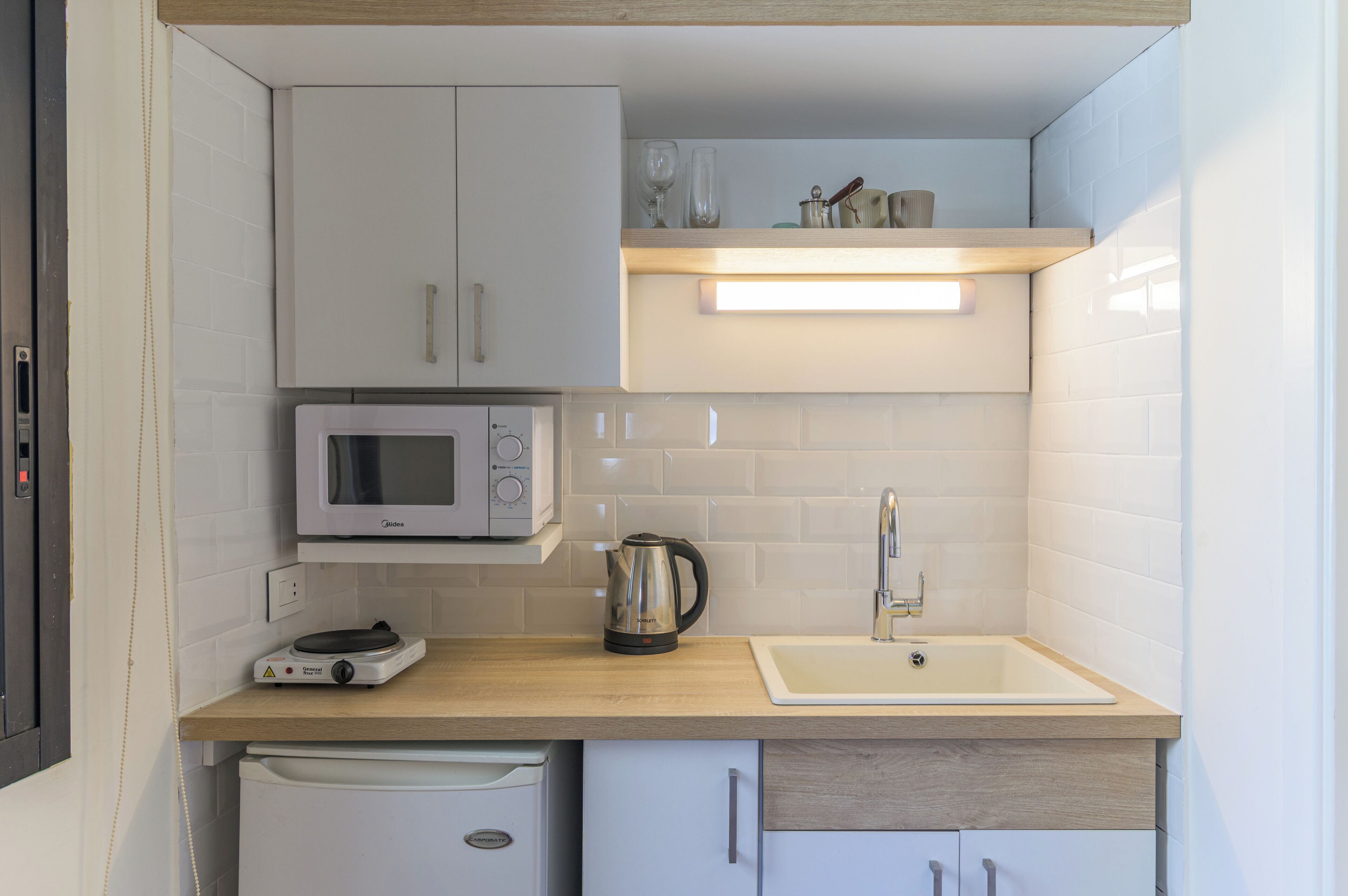 Monolocale Deluxe, 1 letto matrimoniale, angolo cottura, vista città | Angolo cottura privato | Mini-frigorifero, microonde, piano cottura, bollitore elettrico