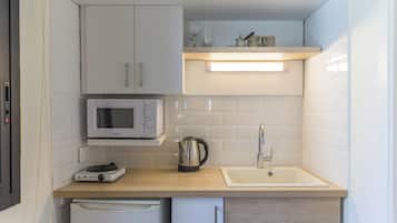 Monolocale Deluxe, 1 letto matrimoniale, angolo cottura, vista città | Angolo cottura privato | Mini-frigorifero, microonde, piano cottura, bollitore elettrico