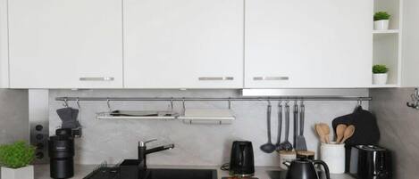 Réfrigérateur, un four, surface de cuisson, cafetiÚre-théiÚre