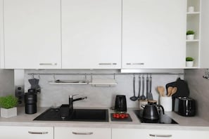 Wasserkocher mit Kaffee-/Teezubehör, Kühlschrank, Ofen, Herdplatte