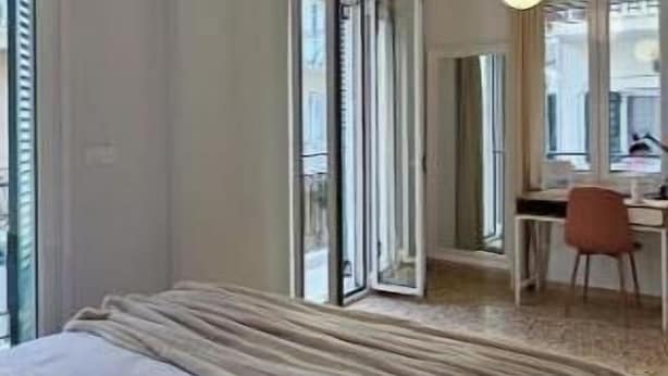A bedroom with a bed, a desk, and a chair. - Zante Cozy Apartment (Zakinthos)
