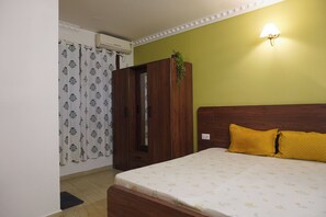 Deluxe Double Room | Individually furnished, desk, laptop workspace, bed sheets - HomeSlice Koramangala (Bengaluru)