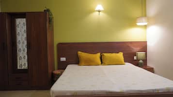 Deluxe Double Room | Individually furnished, desk, laptop workspace, bed sheets
