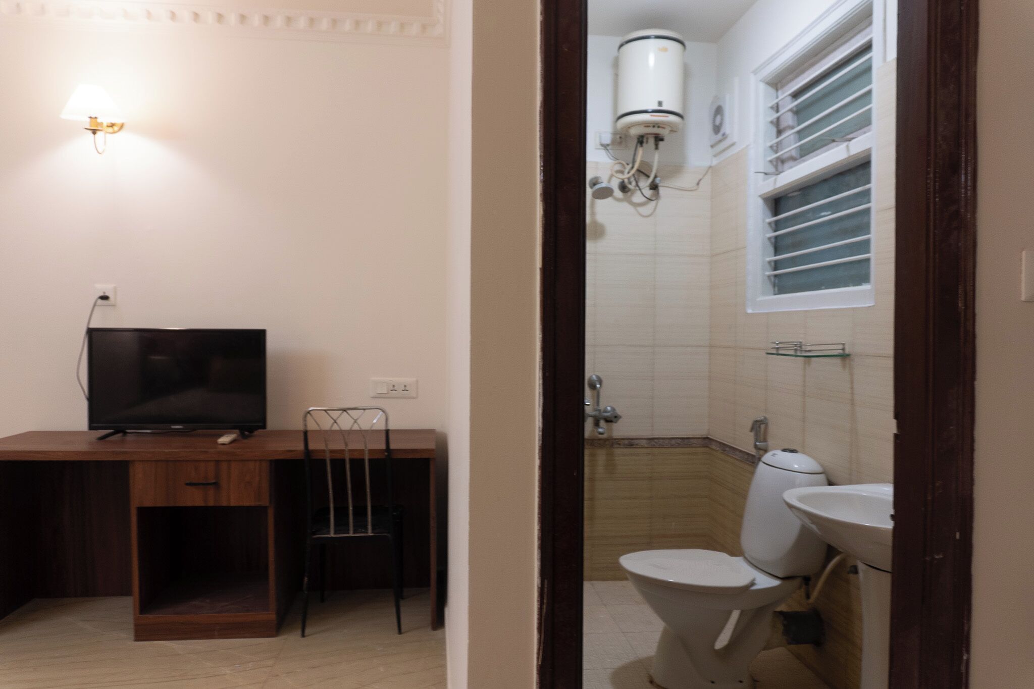 Shower, free toiletries, towels