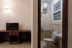 Shower, free toiletries, towels - HomeSlice Koramangala (Bengaluru)