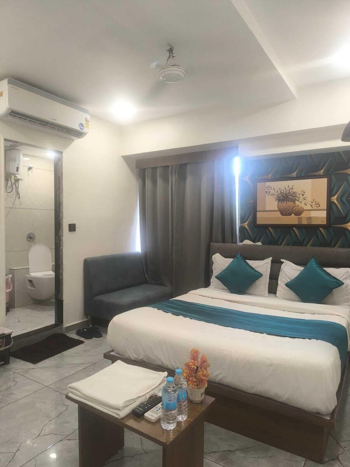 Quarto casal luxo, sacada, vista para a cidade | Banheiro | Chinelos 