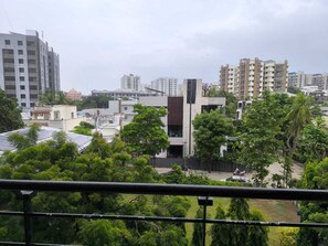Habitación Deluxe doble, balcón, vistas a la ciudad | Sistema de insonorización, tabla de planchar con plancha, wifi gratis
