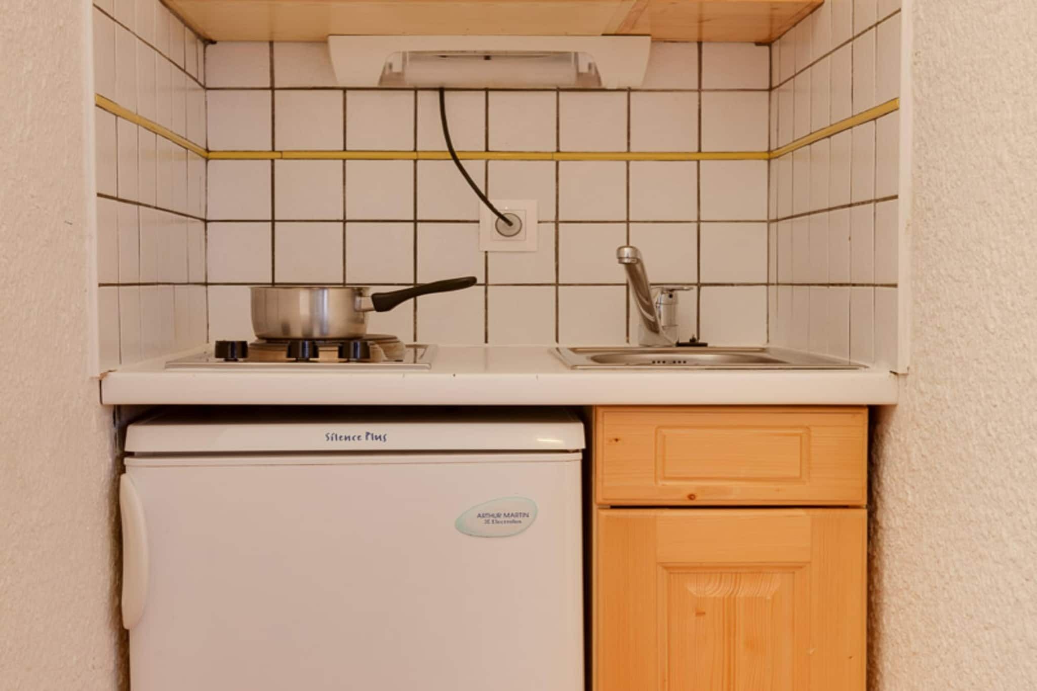 Een koffiezetapparaat/waterkoker, een koelkast, een microgolfoven