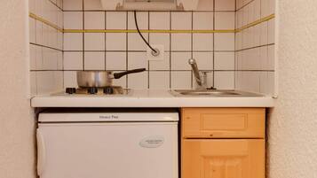 Een koffiezetapparaat/waterkoker, een koelkast, een microgolfoven