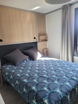 Room - Vrbo Property (Jullouville)